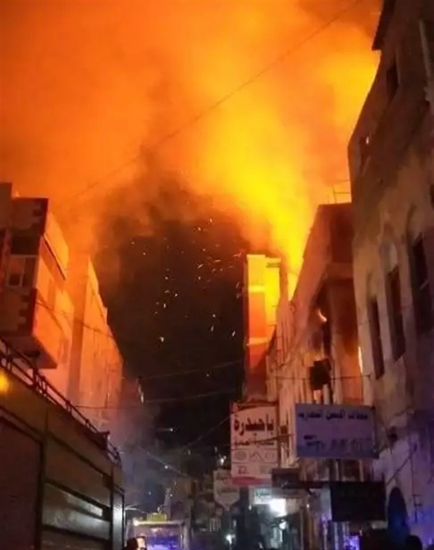 (صورة)... حريق مرعب في العاصمة المؤقتة وأنباء عن التهامه عددا من المنازل والمحلات التجارية