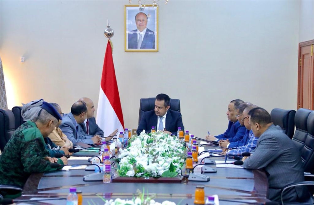 رئيس الحكومة يحث سلطات تعز على تفعيل مؤسسات الدولة ويتوعد بمحاسبة المقصرين