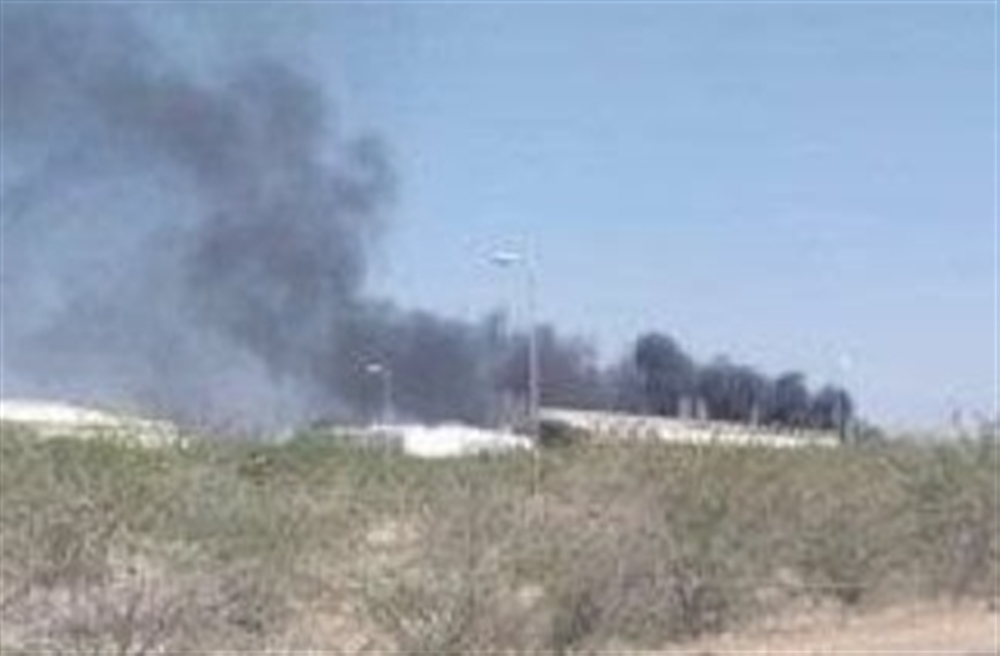 بعد تعرضه لقصف حوثي... حريق هائل وأضرار بالغة في مصنع للبطاريات بتعز