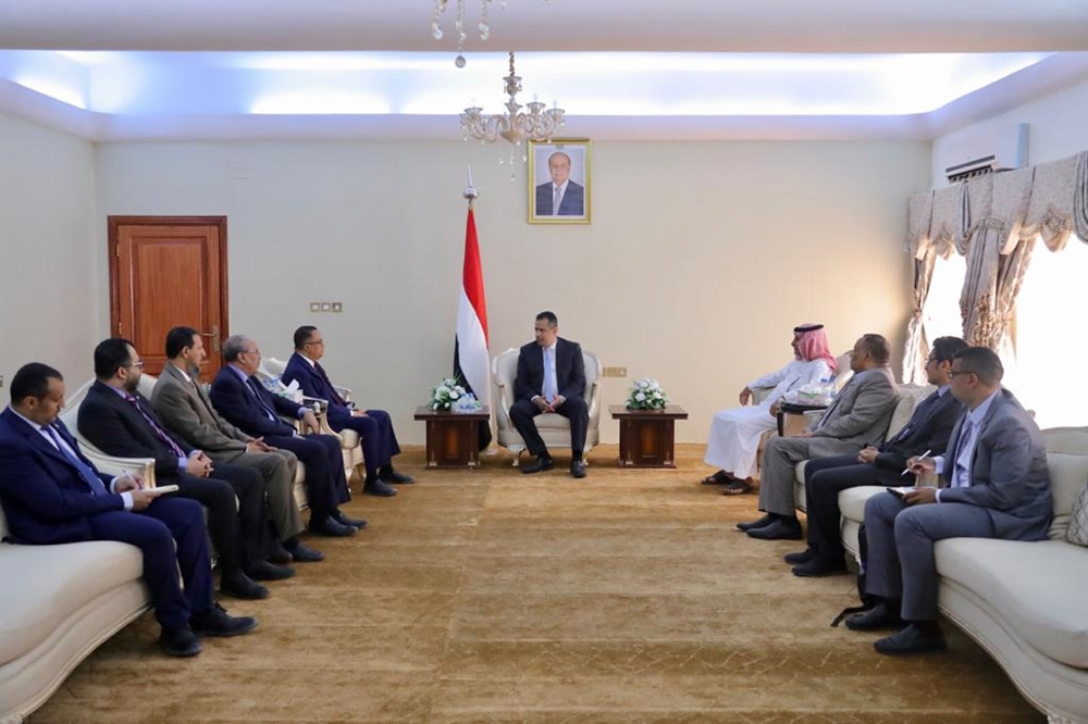 خلال لقائه بقيادات الانتقالي... رئيس الوزراء يطالب بدعم الحكومة واستكمال تنفيذ اتفاق الرياض