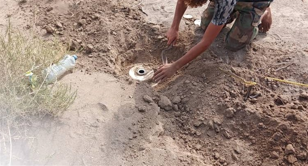 مصدر عسكري : تفكيك شبكة ألغام وعبوات ناسفة بالحديدة