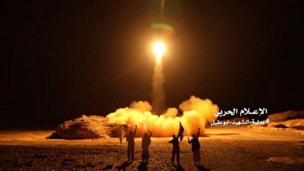 الحوثيون يعلنون إطلاق صواريخ وطائرات مسيرة على منشآت سعودية
