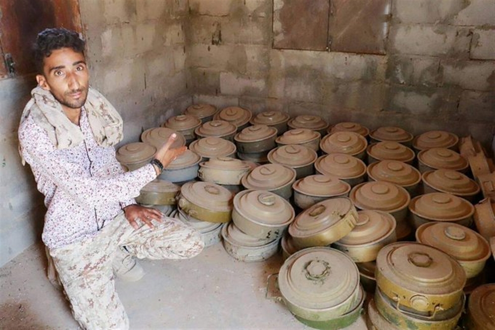 بعضها على أشكال حجارة... تعز : الجيش يعثر على مخازن ألغام حوثية (صور)