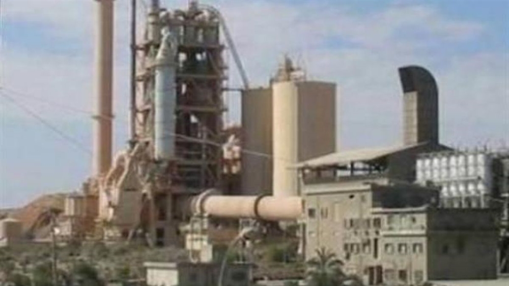 تعز.. الحوثيون يقتحمون المدينة السكنية الخاصة بعمال مصنع اسمنت البرح