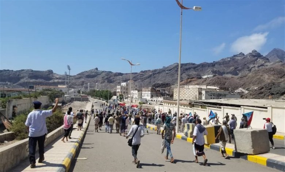 "الانتقالي الجنوبي" يعلن تعليق الاحتجاجات في عدن