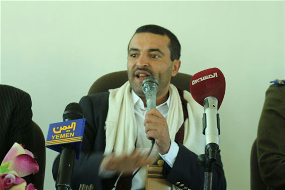 فيديو: نائب وزير بحكومة المليشيا الحوثية يقتحم مطعما ويخرب أثاثه ويطلب100 مليون ريال من مالكه