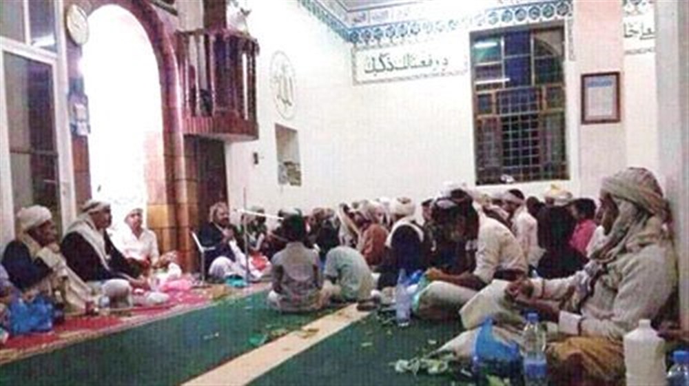 صنعاء.. المليشيا تقتحم مسجدا أثناء "التراويح" وتحوله إلى مجلس لـ"مضغ القات" ومصادر محلية تحكي التفاصيل