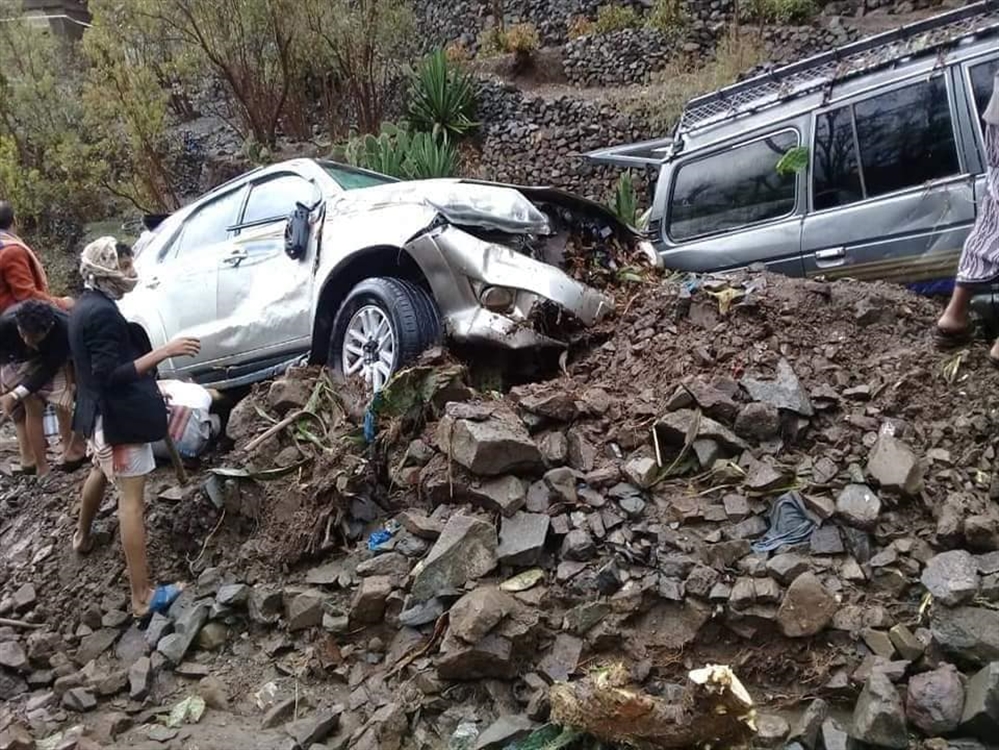 السيول تغلق الطريق الوحيد الرابط بين مدينة تعز والحوبان (صور)