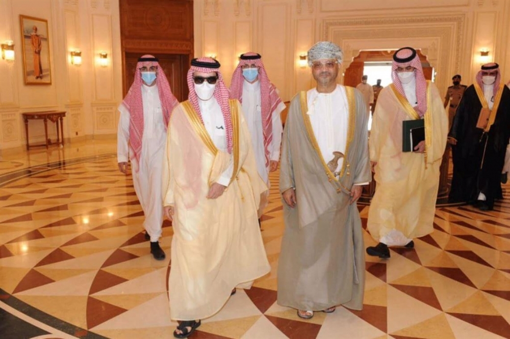 وزير الخارجية السعودي يصل مسقط تزامنا مع زيارة المبعوثَين الدولي والأمريكي إليها