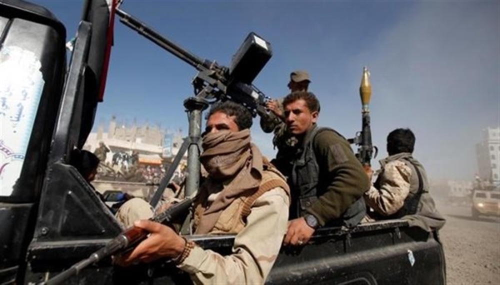 مصادر محلية : الحوثي يطرد أسرة من منزلها ويعتقل مواطنين من مقر "عزاء"