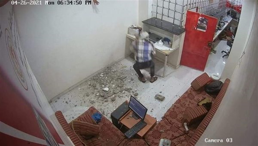عصابة تنهب محل صرافة في الحوبان أمام عدسات كاميرا المراقبة