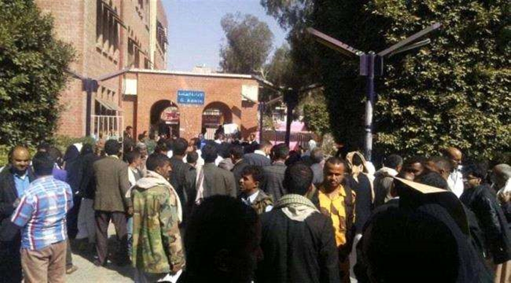 مصادر محلية : مسلحون حوثيون يعتدون على موظفين في أكبر مستشفى بصنعاء