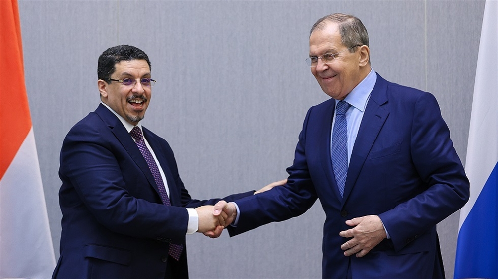 وزير الخارجية يطلب من روسيا الضغط على الحوثيين وإيران لوقف حربها العبثية