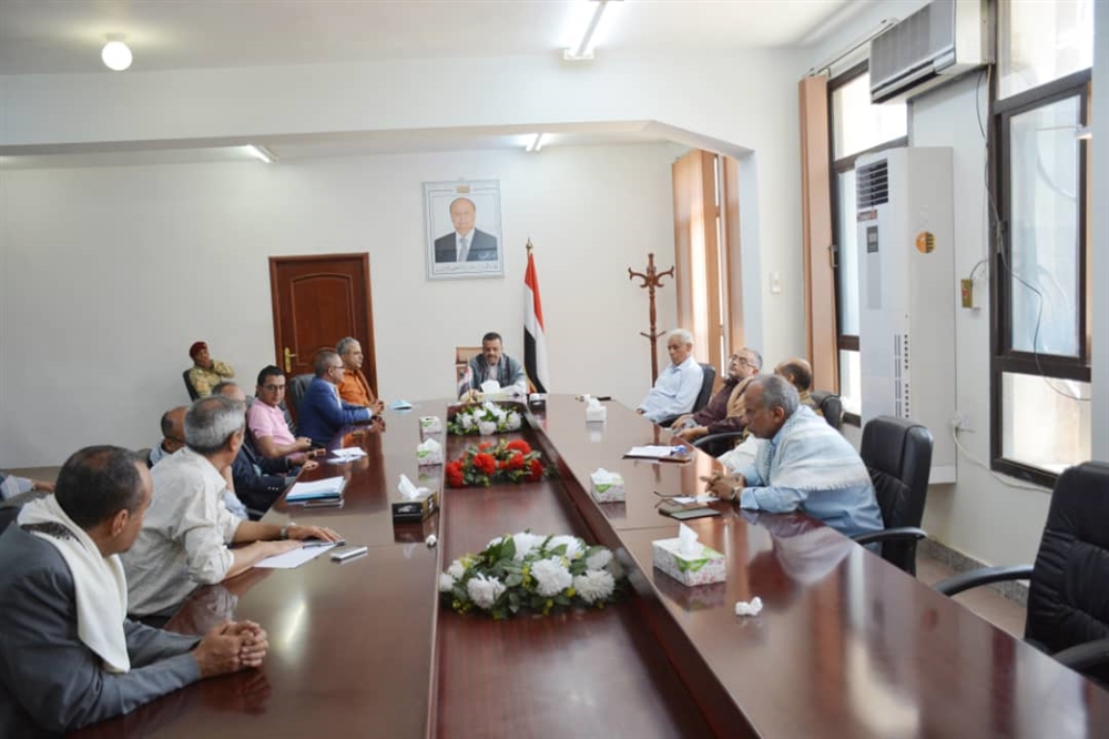 بعد المطالبات الشعبية برحيلها... السلطة المحلية بتعز تقر إحالة ملفات فساد إلى النيابة وتتعهد بإصلاحات وإعادة الكهرباء الحكومية