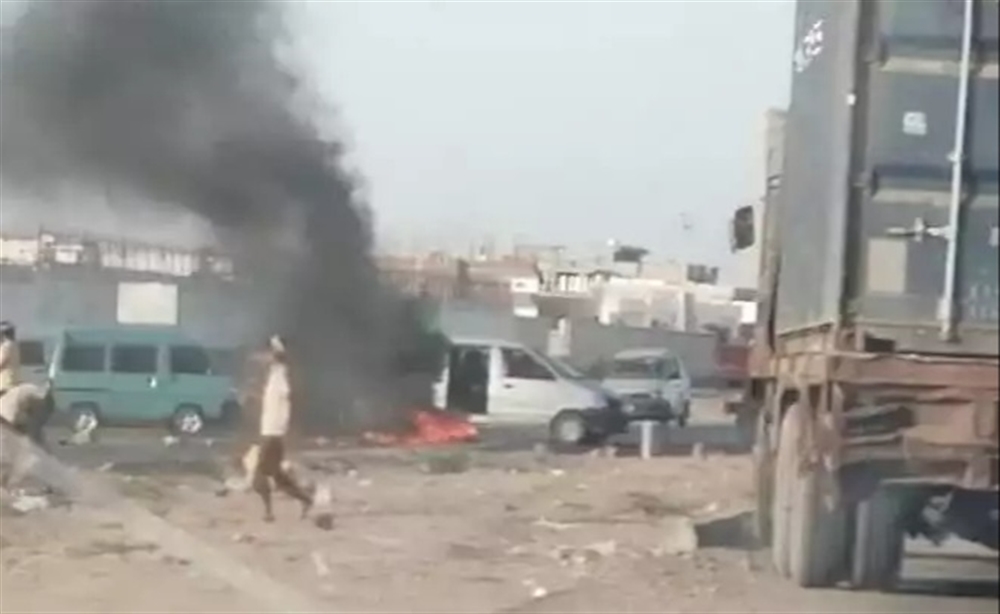 عدن.. مواطنون يقطعون عددا من الشوارع احتجاجا على اختطاف الانتقالي لقيادي بالمقاومة