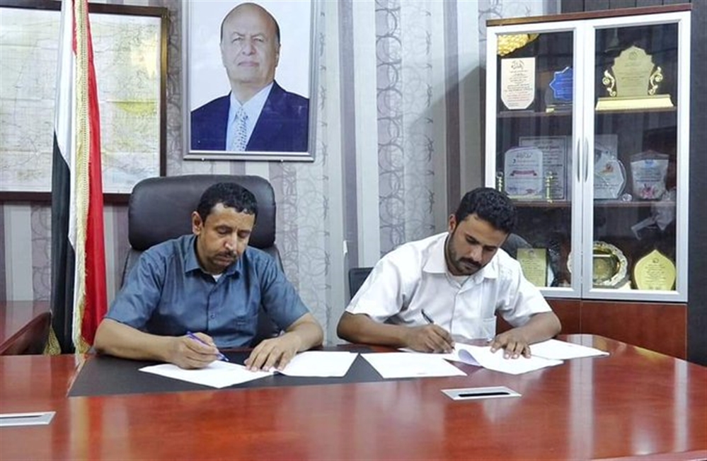 التوقيع على عقد صيانة طريق عتق العبر في شبوة