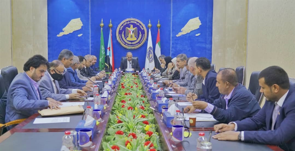 في اجتماع حضره وزراء المجلس في الحكومة ... "الانتقالي" يتهم الرئاسة بتعطيل اتفاق الرياض