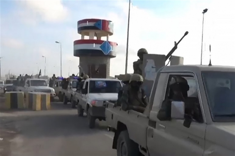 عدن.. قوة أمنية تابعة للانتقالي تقتحم منزل قاض وتختطف نجله