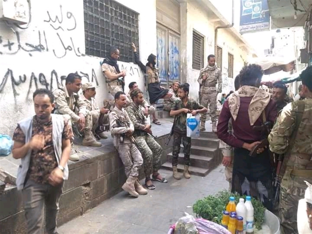 في تطور جديد في الاحتجاجات ضد الفساد... جنود بلا مرتبات يغلقون مكاتب إيرادية في تعز