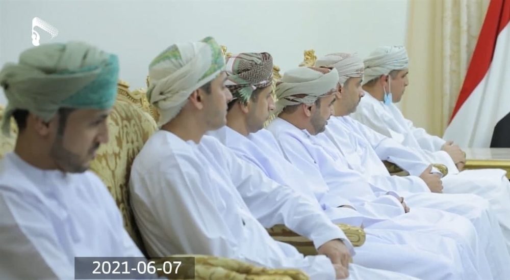 صحيفة إماراتية: الوفد العماني أمني وغامض ونقل رسائل تحذير أوربية أمريكية