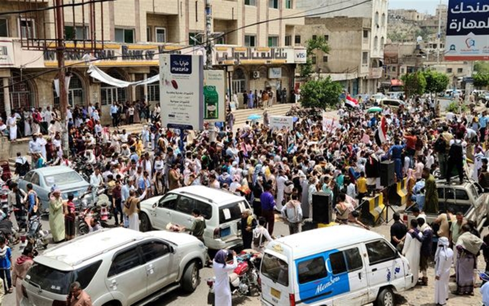 للجمعة الرابعة.. المتظاهرون في تعز يطالبون بمحاسبة "الفاسدين"