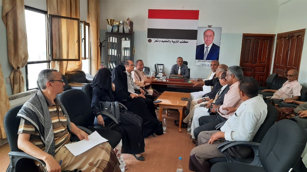 تعز.. لجنة الامتحانات تحيل معلما في "صبر" للتحقيق وتستبدل اللجنة الامنية لـ"ثانوية تعز الكبرى"