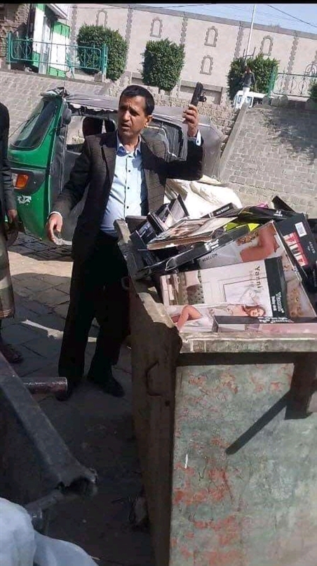 مليشيا الحوثي تنهب مئات الأصناف من الملابس ذي الدعايات المصورة