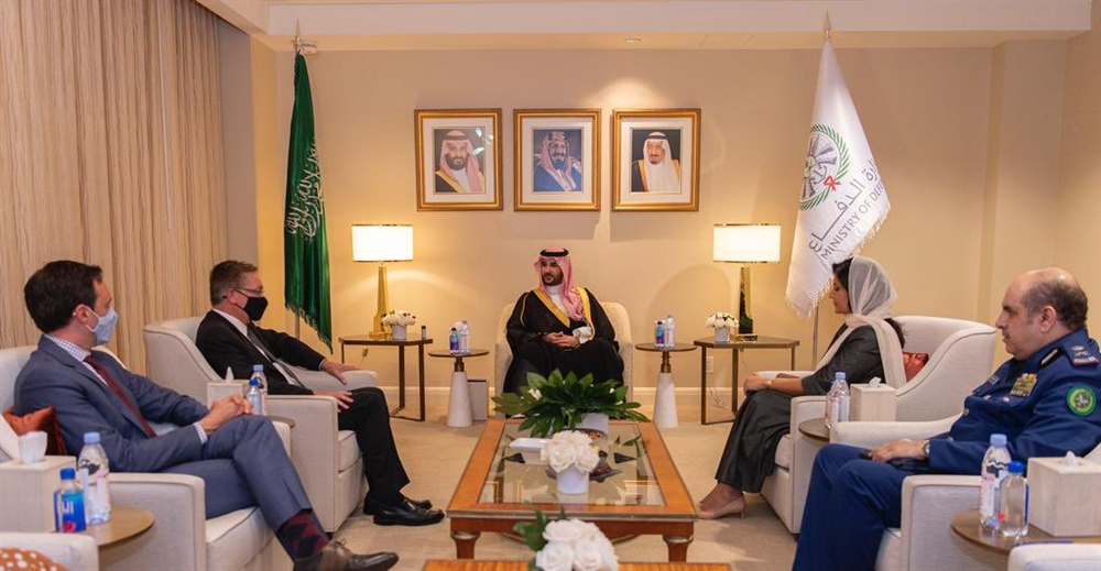 نائب وزير الدفاع السعودي ووزير الخارجية الأمريكية يناقشان وقف الحرب في اليمن