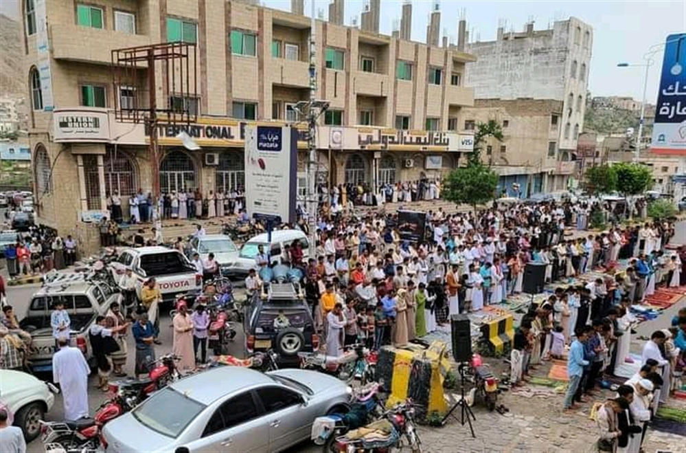 محتجون يؤدون صلاة الجمعة أمام مبنى السلطة المحلية بتعز