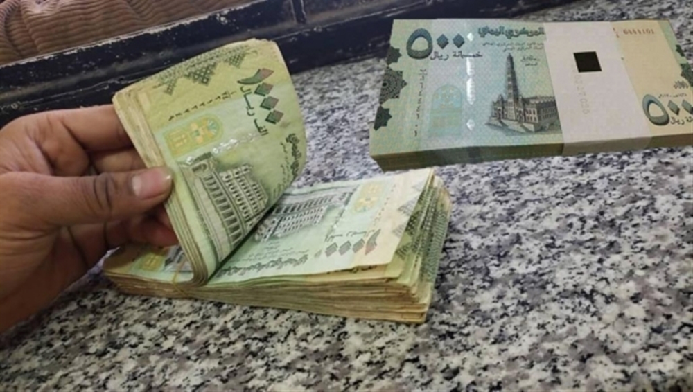انهيار الريال اليمني يثير موجة سخط وانتقادات لرئيس الحكومة