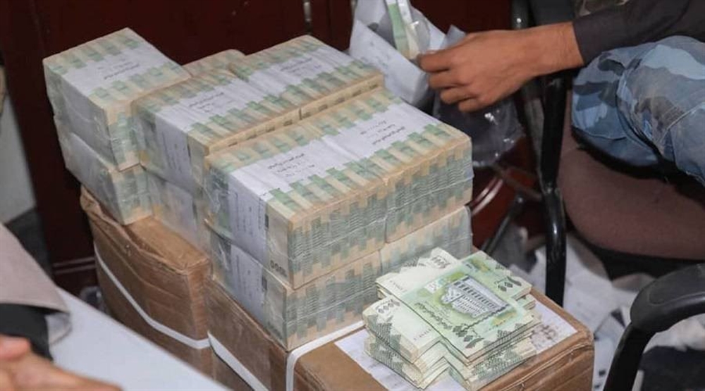 عبر الواتس وكيل قطاع الرقابة بالبنك المركزي يطالب جمعية الصرافين بعدن ضبط سوق العملات
