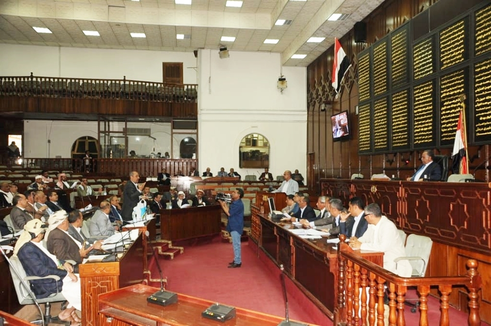 نجل مسؤول سابق يعمل مع الإمارات حاليًا يطلب من برلمان الحوثيين التراجع عن إسقاط عضويته ويؤكد أنه لم يعترف بشرعية هادي