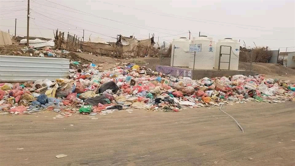 مارب.. صندوق النظافة يحذر من كارثة بيئية وصحية في مخيمات النازحين