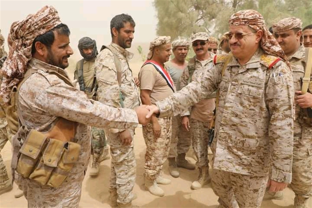 وزير الدفاع يتفقد الجبهات الأمامية للمنطقة السابعة في مأرب