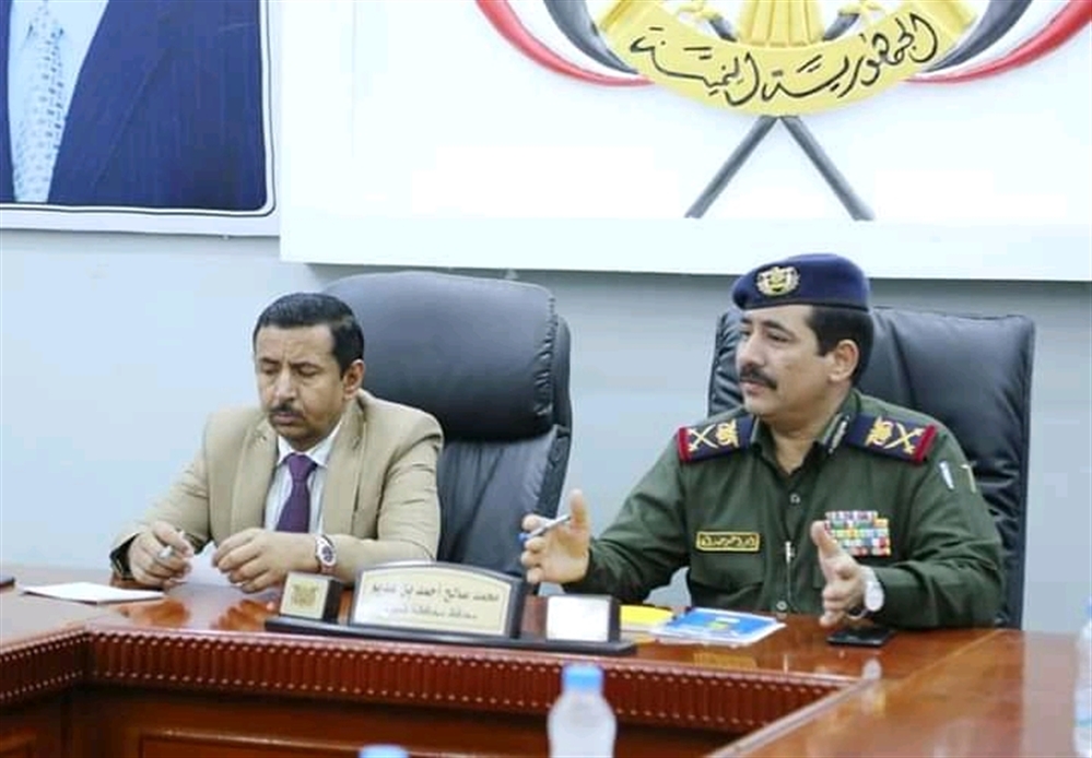 محافظ شبوة ووزير الداخلية يترأسان اجتماعا للجنة الأمنية