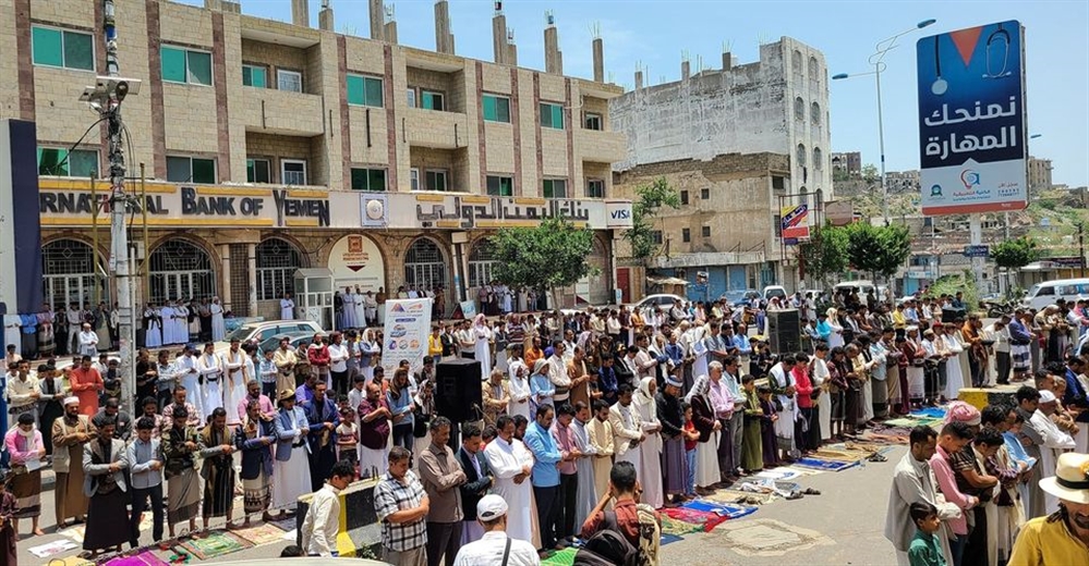 محتجون في تعز يستأنفون إقامة صلاة الجمعة في أمام مبنى المحافظة