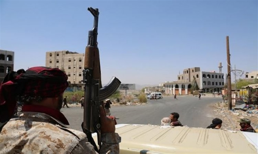 بينهم مسؤول أمني وأحد أفراد الجيش.. قتلى في اشتباكات غربي تعز
