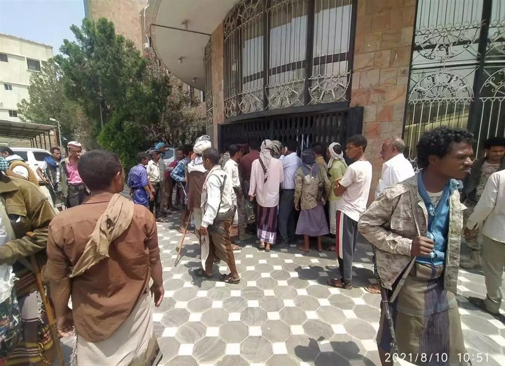 تعز.. مسلحون يغلقون مبنى المحافظة