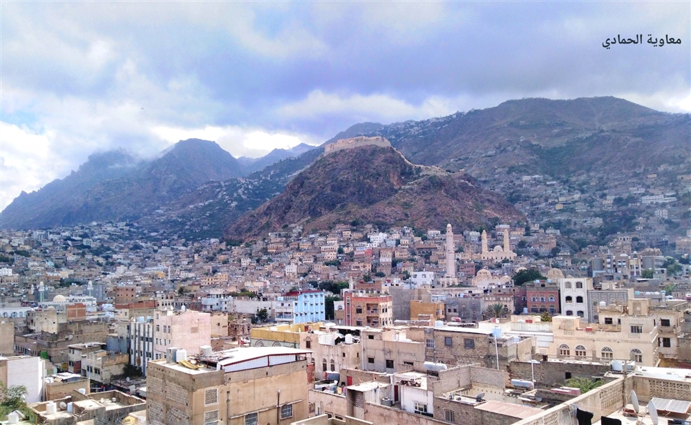 إصابة أربعة أشخاص بنيران مسلح في مدينة تعز