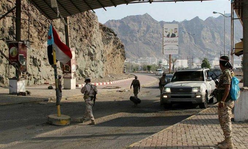 قائد عسكري يتهم "الانتقالي" بإحراق منزله في عدن