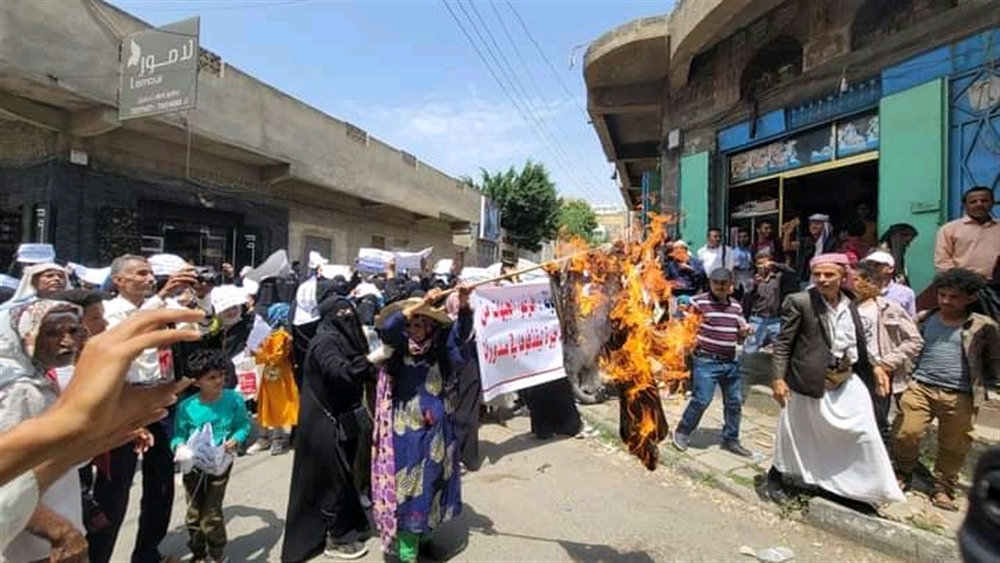 مسيرة حاشدة أمام قيادة المحور في تعز