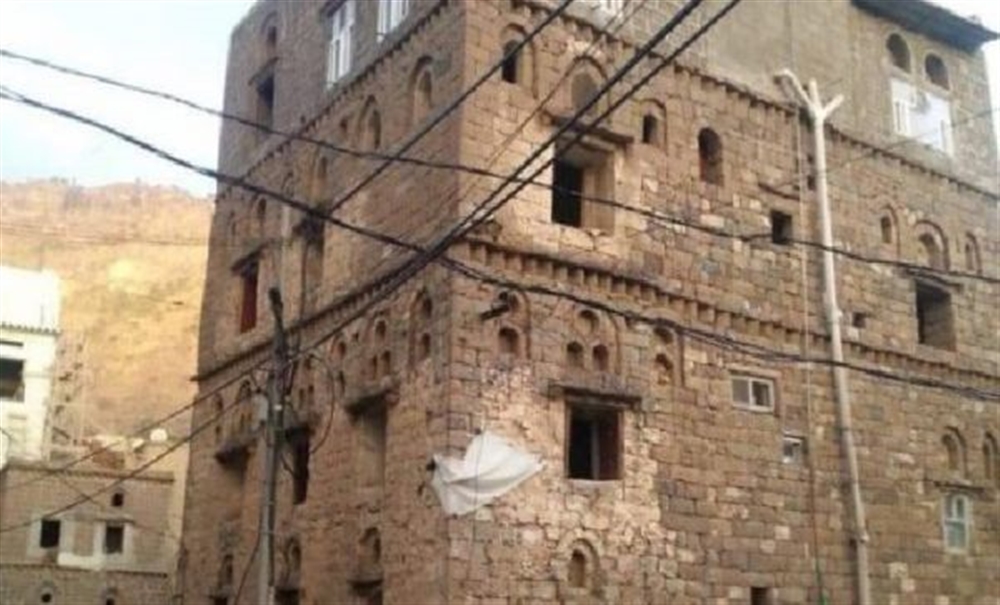 مصادر محلية : الحوثيون يداهمون منازل عناصر فرت من جبهات القتال