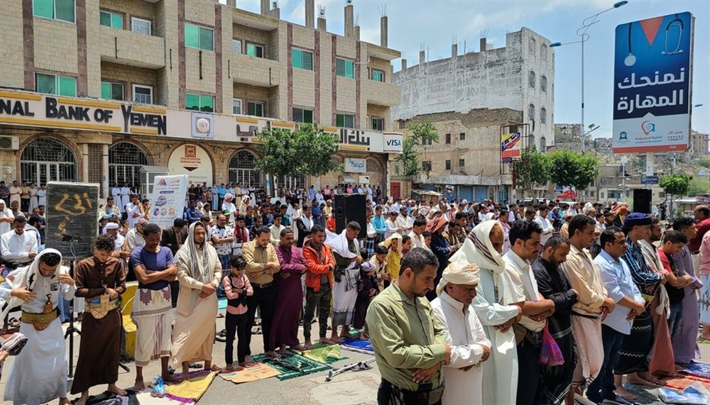 المحتجون في تعز يؤدون صلاة الجمعة أمام مبنى المحافظة للمطالبة بمكافحة الفساد
