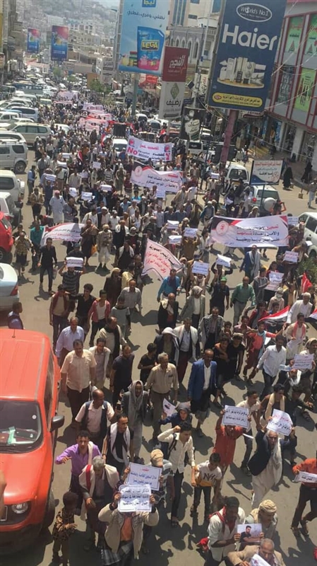مظاهرة حاشدة بتعز تطالب بإقالة مسؤولين عسكريين