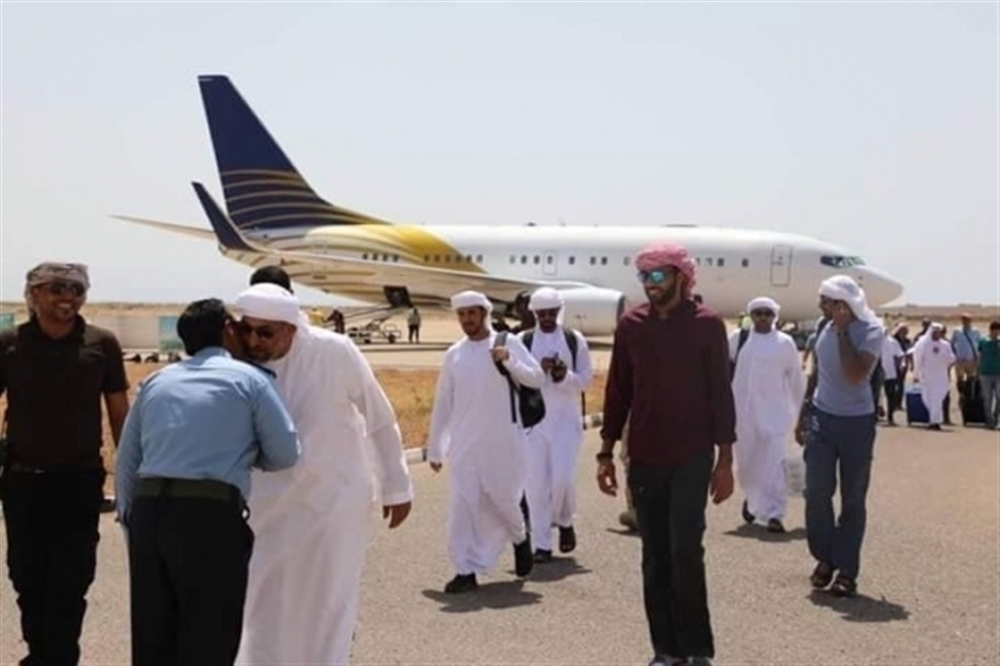 قيادي جنوبي يكشف عن وصول وفد كبير من المخابرات الإماراتية إلى سقطرى.. ما الهدف؟