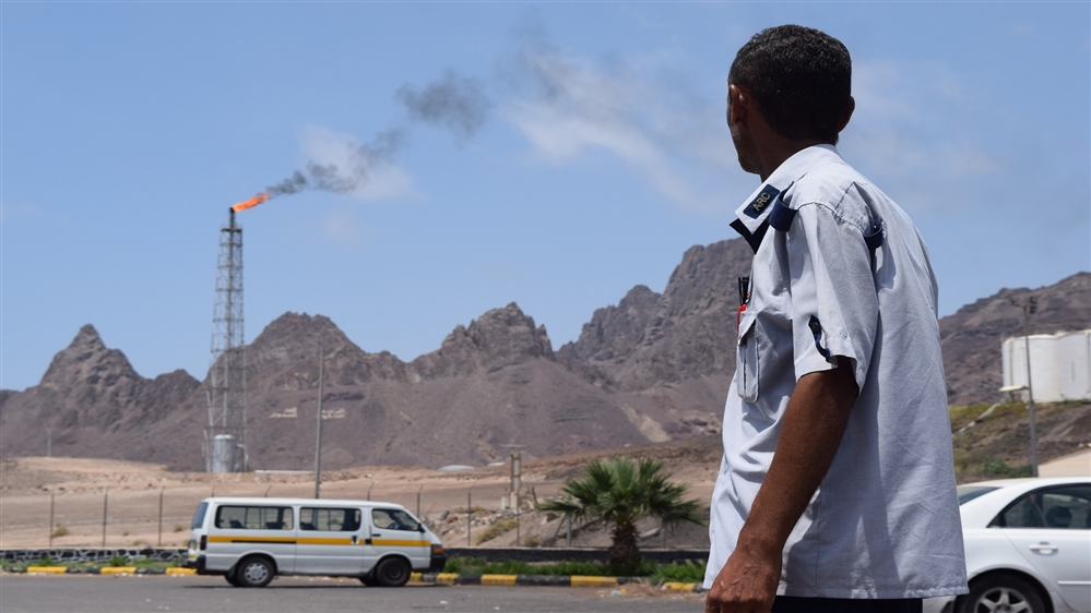 هل سمعت عن قطاعات يمنية تنتج نفطا في البحر الأحمر وخليج عدن وسقطرى؟.. خبير اقتصادي يكشف المستور في قناة إماراتية