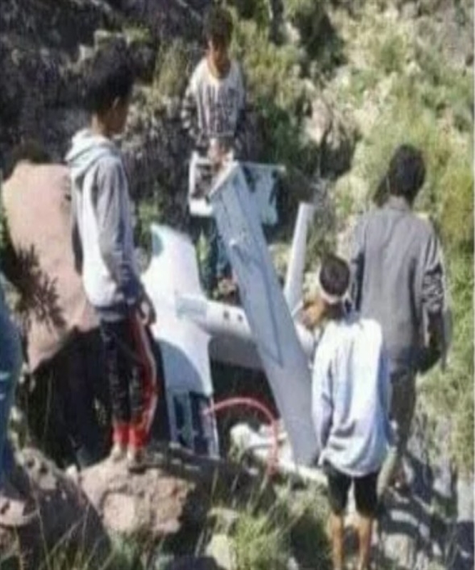 إب: سكان يعثرون على طائرة مسيرة قرب منزل القيادي الحوثي عبدالحافظ السقاف