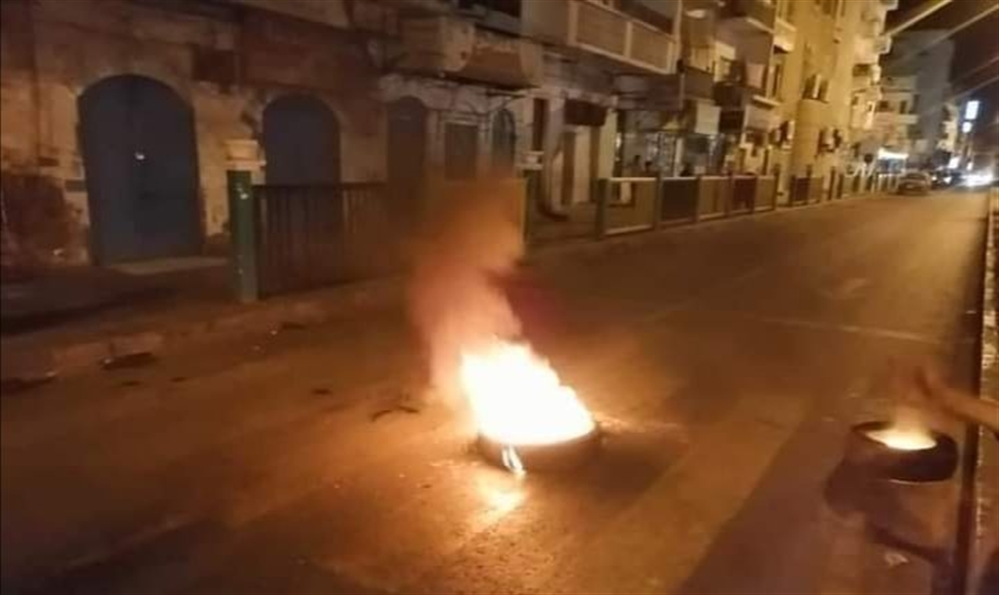 عدن.. احتجاجات غاضبة في شوارع المنصورة للمطالبة بالأفراح عن القائد "الزامكي" و"الزبيدي" يضعه الأخير أمام خيارين