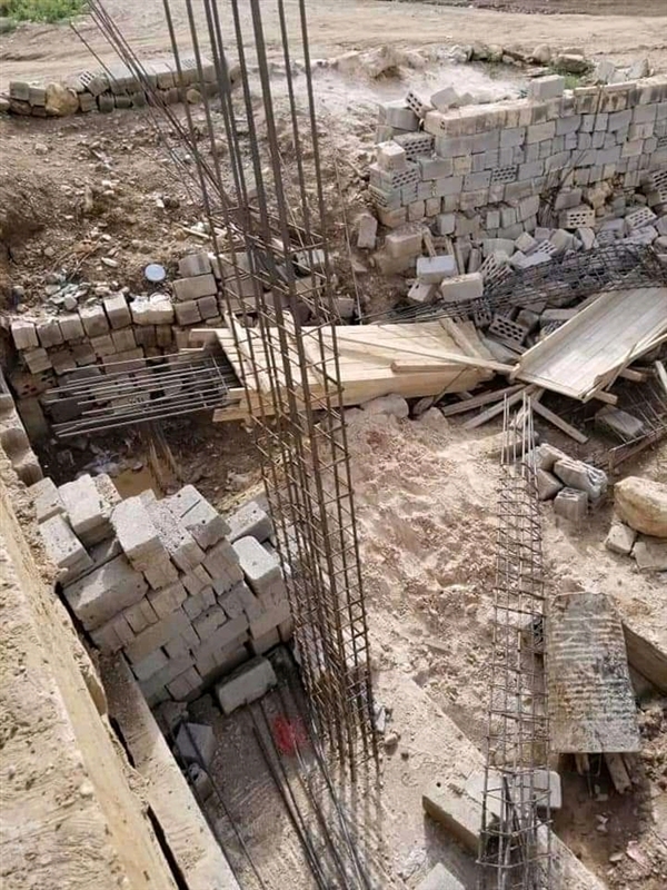 بالفيديو: مسلحون حوثيون يضربون عجوزا ويمنعونه من بناء منزله بصنعاء