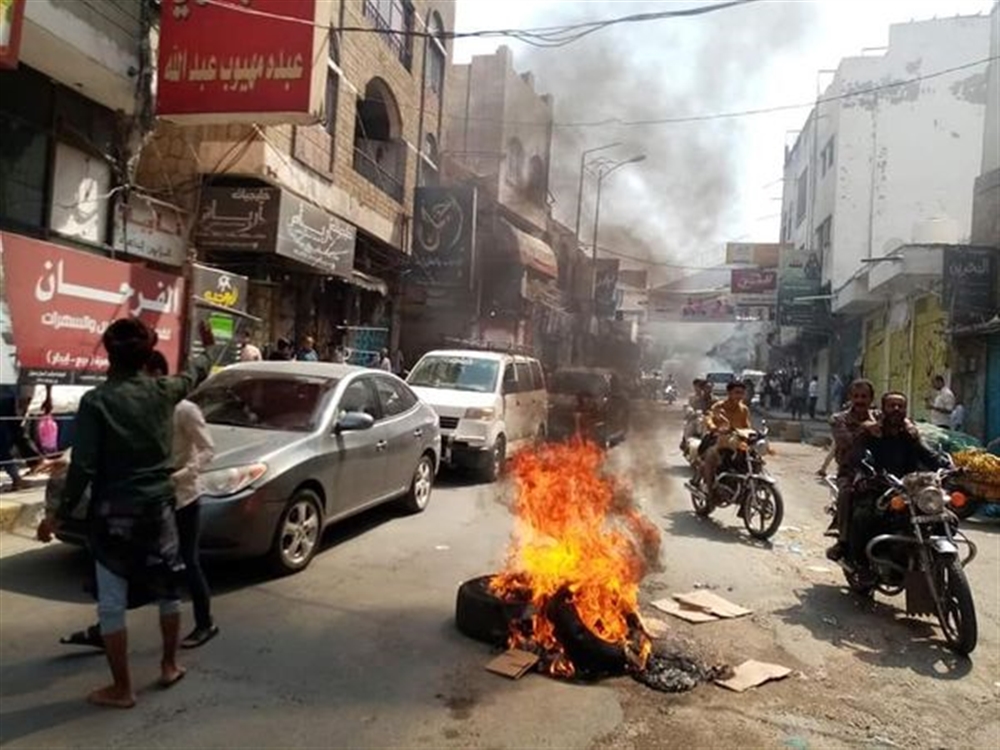 المحتجون يغلقون شارعًا رئيسًا في تعز  (صور)